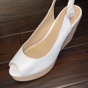 [NWT] GUESS Hardy white peep-toe wedges heels